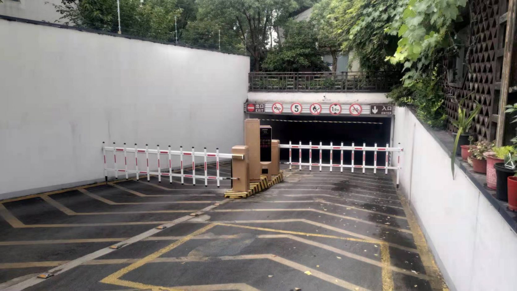某部隊(duì)MT款車牌識(shí)別+廣告道閘 政務(wù)機(jī)構(gòu)智慧停車場案列 第2張