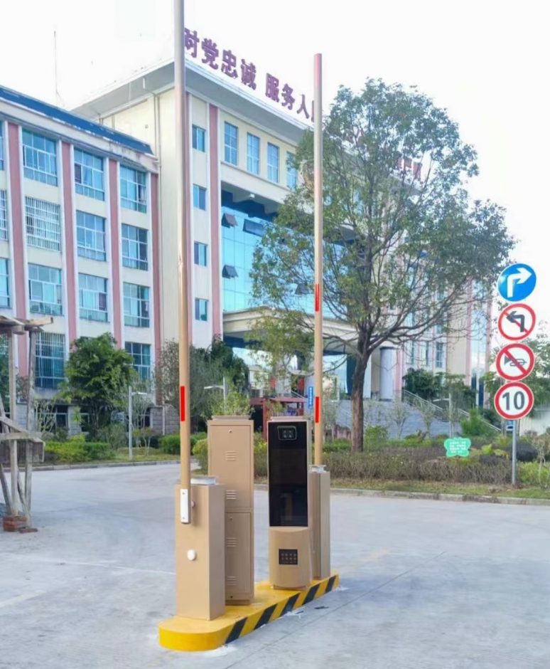 某部隊(duì)MT款車牌識(shí)別+廣告道閘 政務(wù)機(jī)構(gòu)智慧停車場案列 第3張