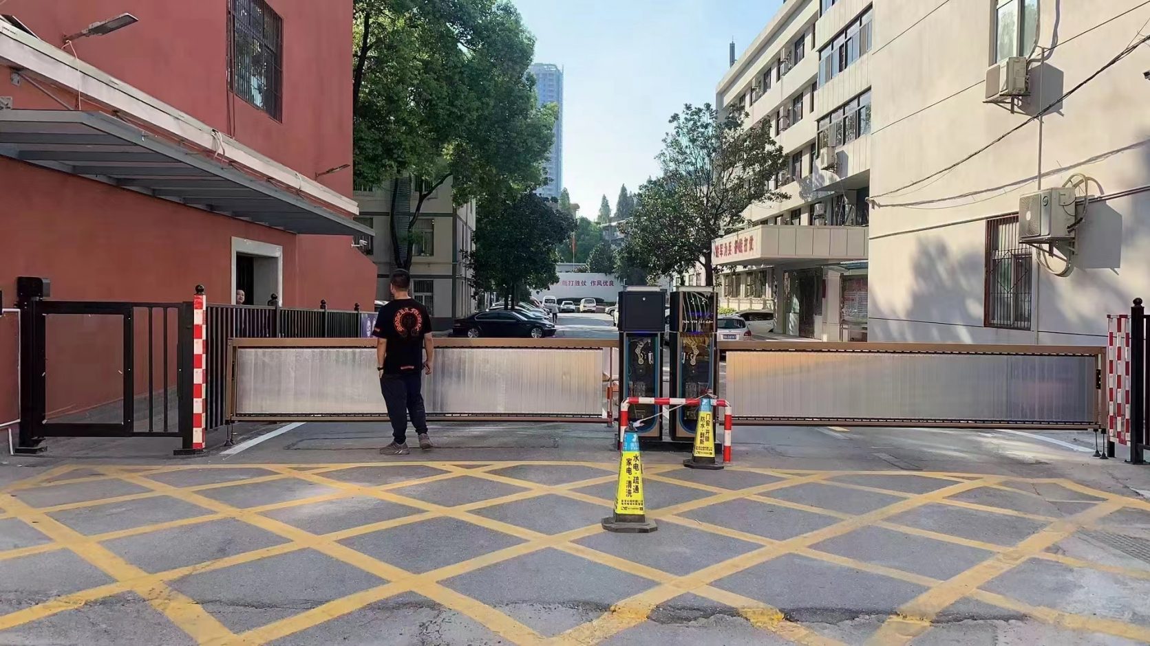 武漢某部隊車牌識別廣告道閘一體機 政務(wù)機構(gòu)智慧停車場案列 第1張