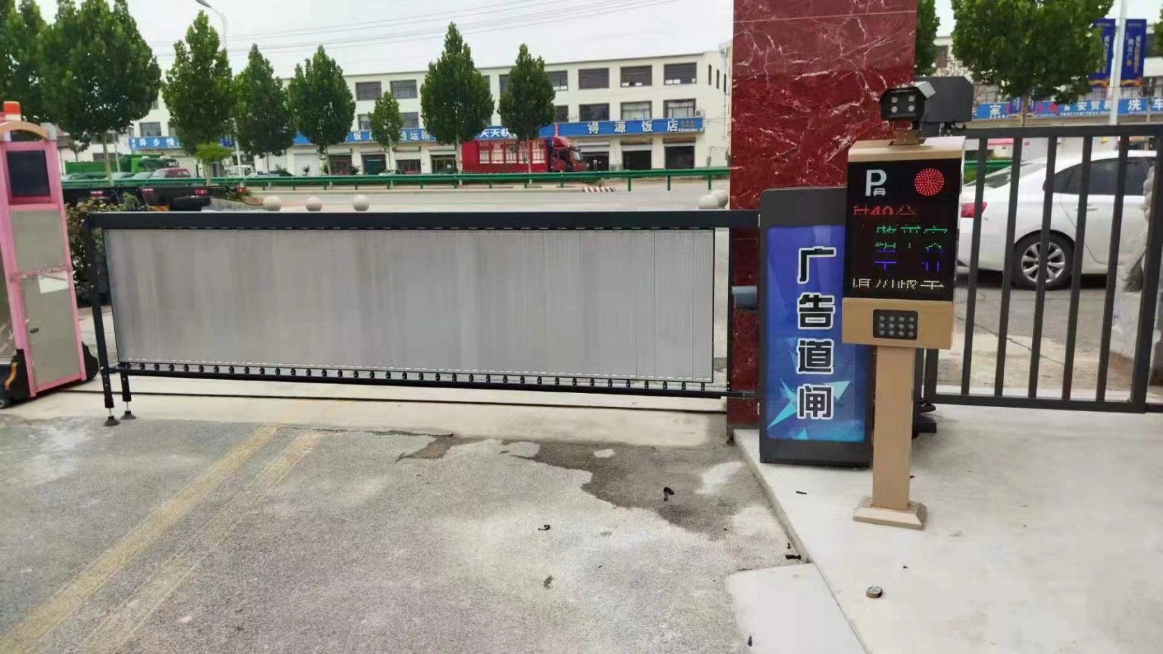 河北保定FY款車(chē)牌識(shí)別+廣告道閘+柵欄門(mén) 商業(yè)中心智慧停車(chē)場(chǎng)案列 第1張