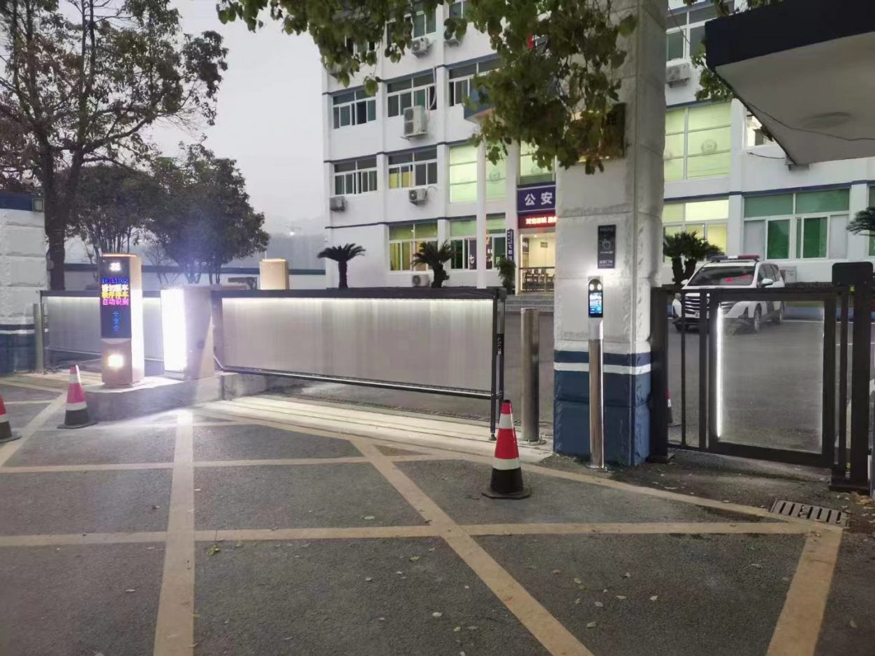 浙江溫州市鹿城區(qū)公安局新款呼吸燈MT款車牌識(shí)別+廣告道閘 政務(wù)機(jī)構(gòu)智慧停車場(chǎng)案列 第3張