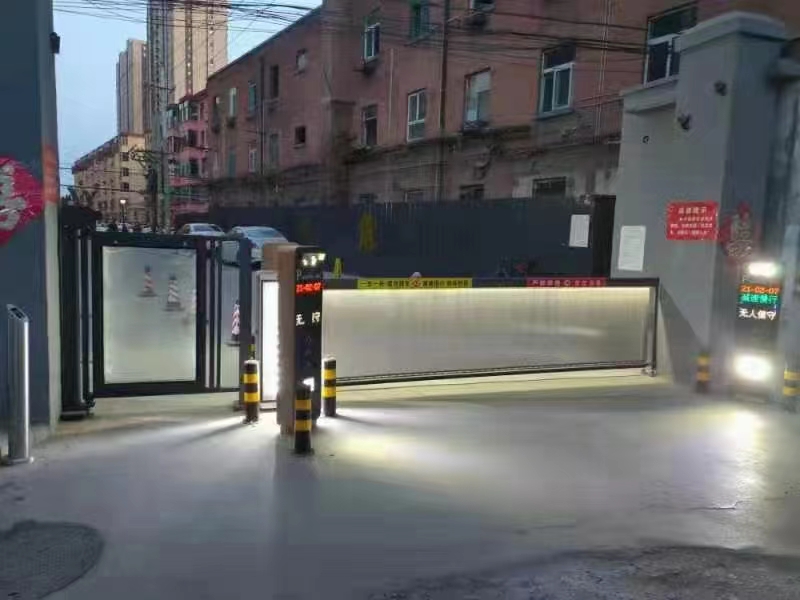 甘肅安寧堡街道LK款車牌識別+廣告道閘+T款車牌識別+直桿道閘 社區(qū)智慧停車場案列 第1張