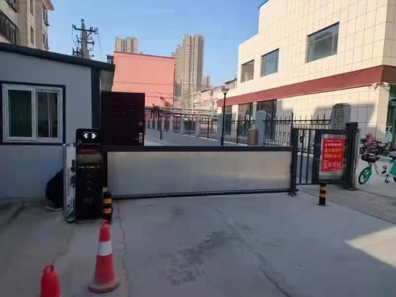 山西晉中八一小區(qū)LK款車牌識別+廣告道閘+廣告門+鑰匙門禁 社區(qū)智慧停車場案列 第2張
