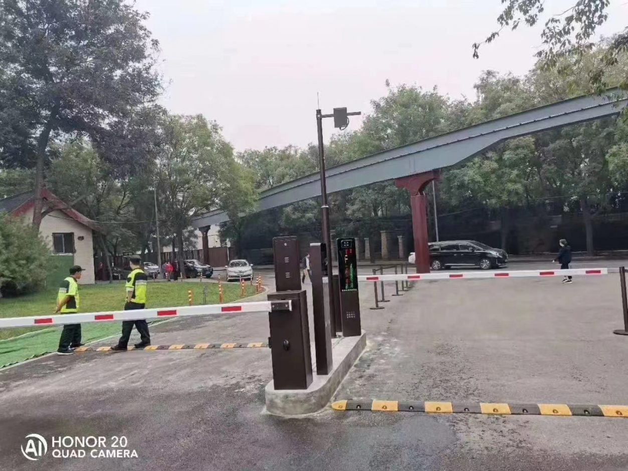 陜西大雁塔景區(qū)ETC智慧停車系統(tǒng)（棕色KSJ款車牌識別+高速ETC+無人值守出入口繳費(fèi)終端）雙模識別 景區(qū)智慧停車場案列 第2張