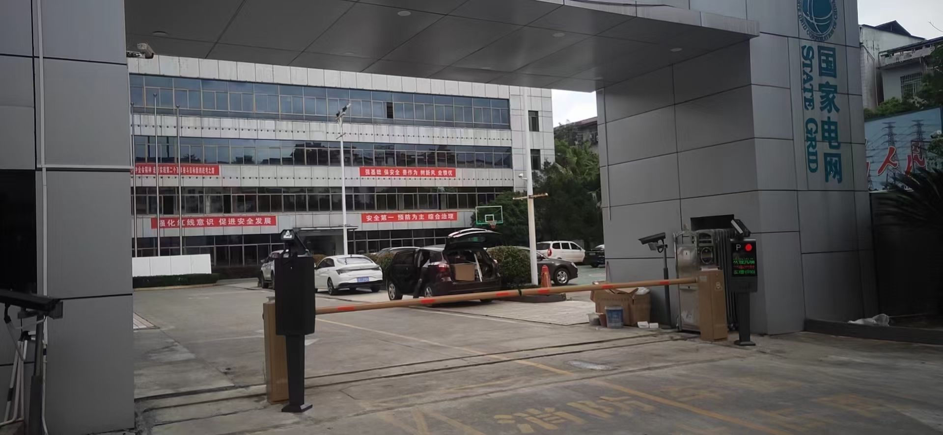 國家電網(wǎng)分公司T款車牌識別+新款呼吸燈金色直桿道閘 政務(wù)機(jī)構(gòu)智慧停車場案列 第1張