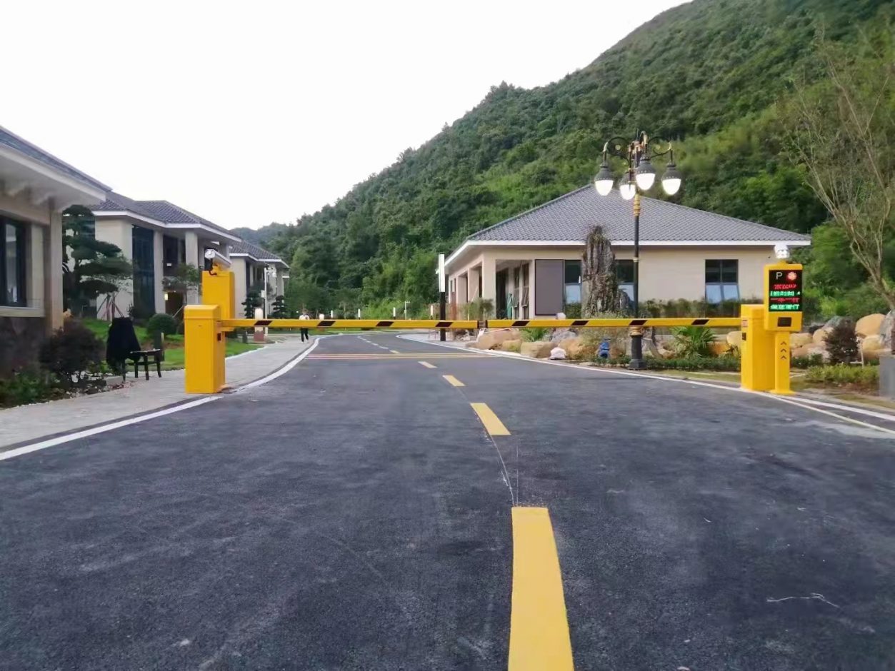 某休閑山莊FY款車牌識(shí)別顯示一體機(jī)+BY-WJDZ直桿道閘 景區(qū)智慧停車場(chǎng)案列 第1張