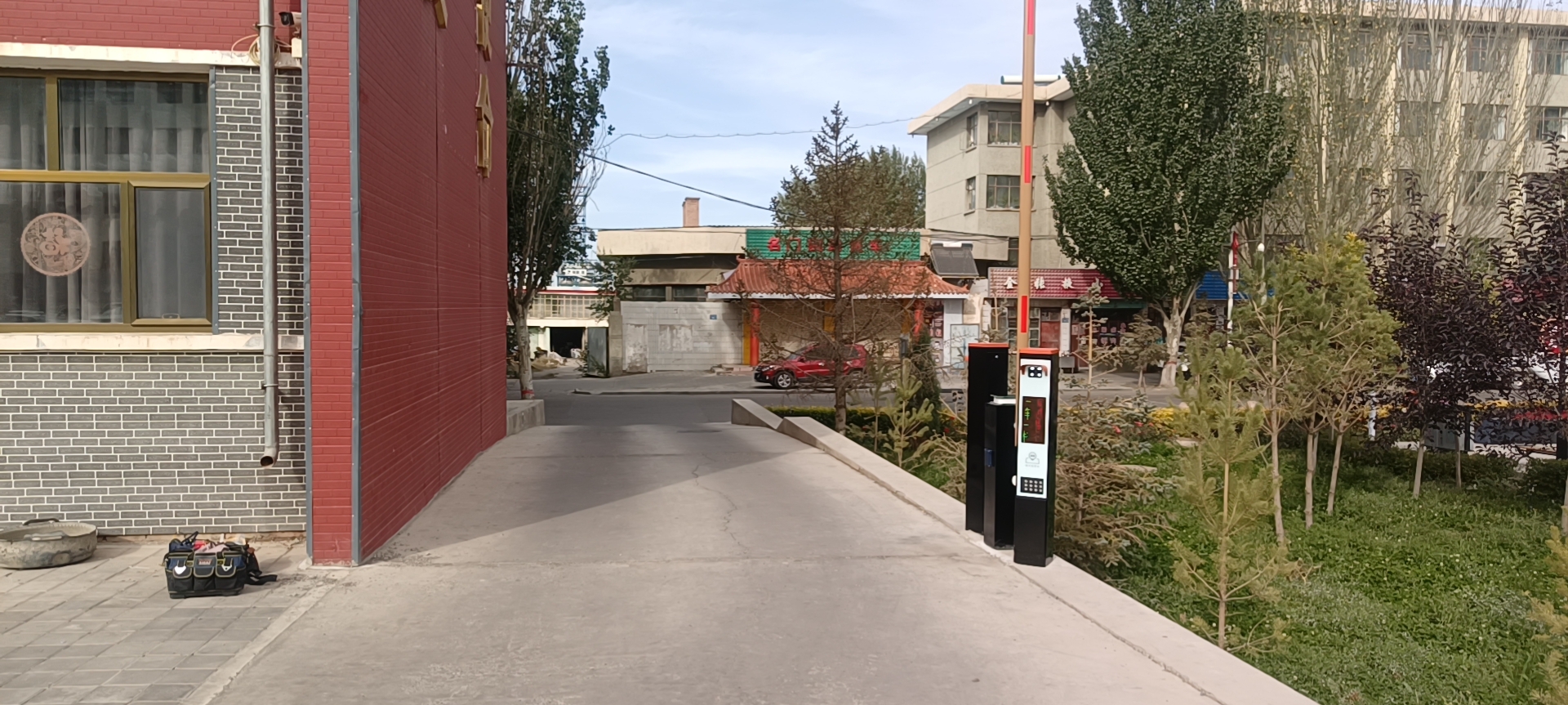 甘肅省酒泉玉門市老市區(qū)解放門假日賓館LK款車牌識別+BY-ZLWSDZ(黑色款)直桿道閘 商業(yè)中心智慧停車場案列 第1張