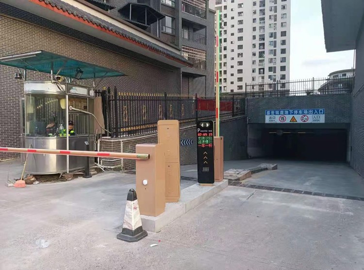 盛世名庭LK款車牌識(shí)別+BY-ZLWSDZ(金色款)直桿道閘 社區(qū)智慧停車場(chǎng)案列 第2張
