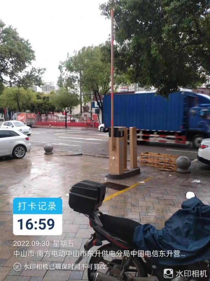中山市中國電信東升營業(yè)廳車輛道閘車牌識別一體機(jī)LCD款+無人值守車輛出入掃碼繳費(fèi)終端機(jī) 政務(wù)機(jī)構(gòu)智慧停車場案列 第1張