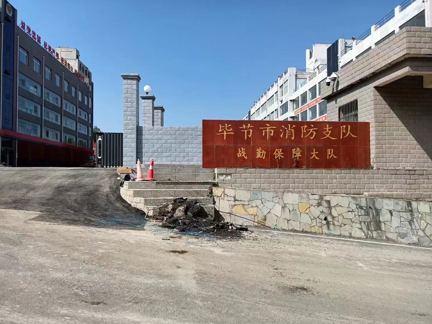 貴州畢節(jié)消防支隊LCD多媒體車牌識別控制伸縮門+豪華小擺閘+防疫測溫人臉識別進(jìn)出系統(tǒng)案列 政務(wù)機(jī)構(gòu)智慧停車場案列 第1張